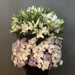 "آرایش گل ارکیده و اورینتال در گل آرایی فلورانس، ایده‌ای زیبا برای تزئین فضا."