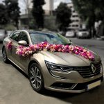 گل آرایی متفاوت ماشین عروسی با ترکیب رنگ‌های خاص و گل‌های طبیعی در فلورانس