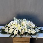 گل برای سنگ قبر – طراحی سفید و سبز با گلهای تازه و مقاوم
