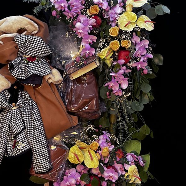 دسته گل بله‌برون سفارشی با گل‌آرایی خاص و منحصر‌به‌فرد