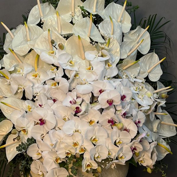 گل ترحیم با گلدان شیشه ای – مجموعه گلبهی و گل سفید در گلدان شیشه‌ای