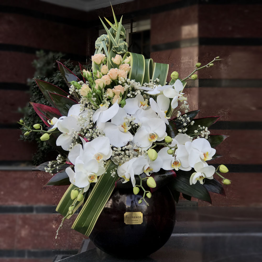 گل-ترحیم-پایه-بلور-2387-1 گل ترحیم پایه بلور – گل رز سفید در پایه بلوری با جزئیات متالیک