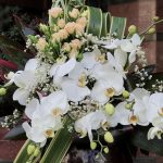 گل ترحیم پایه بلور – مجموعه گلبهی و گل سفید در پایه شیشه‌ای شفاف