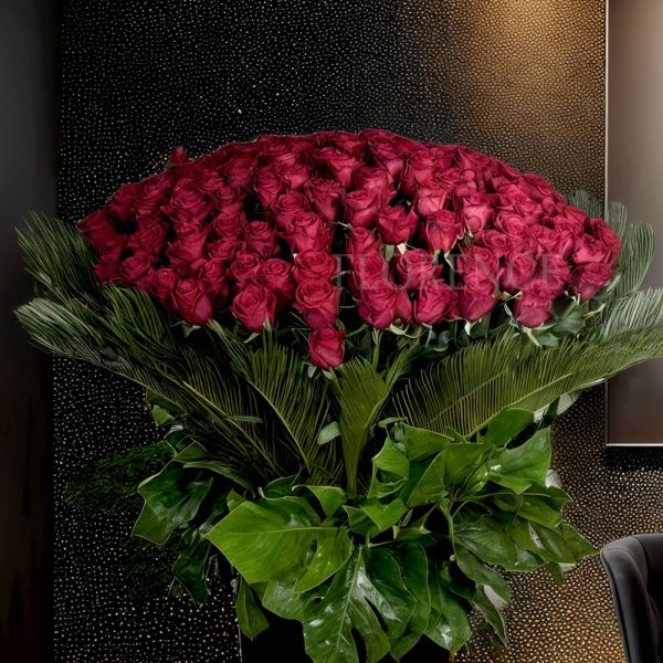 دسته گل رز قرمز برای سالگرد ازدواج با طراحی عاشقانه و لوکس