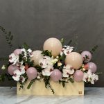 گل و بادکنک برای سورپرایز تولد با طراحی فانتزی و تم رنگی صورتی