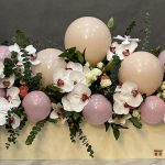 گل و بادکنک برای سورپرایز تولد با ترکیب گل‌های رز قرمز و بادکنک طلایی