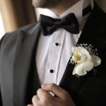 گل کت داماد ارکیده سفید با طراحی لوکس و گل طبیعی از گالری فلورانس
