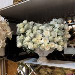 گلدان گل رز سفید ورساچ – گل رز سفید در گلدان لوکس با جزئیات طلا