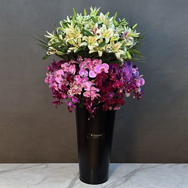 "گلدان گل سوپرلاکچری ارکیده و لیلیوم فلورانس، ترکیب مجلل ارکیده و لیلیوم در vase کریستالی."
