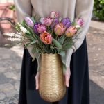با گلدان گل لاله، سادگی شیک اروپایی را به خانه‌تان بیاورید؛ نمادی از عشق، پاکی و زیبایی.