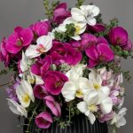 چیدمان گلدان گل های ارکیده رنگی برای هدیه‌ای خاص و دکوراسیون زیبا
