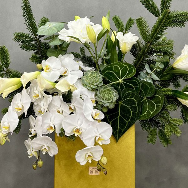 باکس طلایی با گل‌های سفید – مینیمالیسم لوکس برای لحظه‌های خاص