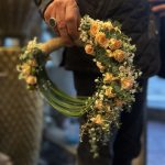 دسته گل عروس حلقه‌ای، ترکیبی شیک و نوآورانه از زیبایی و رومانتیسم برای روز خاص شما. در فلورانس، هر دسته گل داستانی است که با عشق نوشته می‌شود.