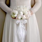 "دسته گل فرمالیته صدتومنی – دسته گل سفید رسمی مناسب مراسم تشریفاتی و تشییع"