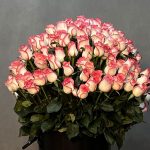 گلدان بزرگ گل رز صورتی با طراحی زیبا و گل‌های تازه