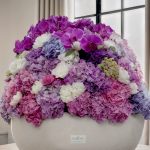 گلدان گل هورتانزیا گالری فلورانس با ترکیب رنگی خاص روی میز چوبی