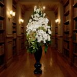 "استند گل برای عرض تسلیت با گل‌های زیبا و محترمانه، مناسب برای تسلیت دادن در مراسم‌ها."