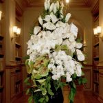 "استند گل شیک و مناسب برای عرض تسلیت، گل‌هایی با ترکیب زیبا برای لحظات حساس."