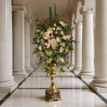 "استند گل لوکس مجموعه ی فلورانس، انتخابی شیک و جذاب برای تزئین فضاهای خاص."