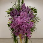 "استند گل هنری گالری گل فلورانس با گل‌های بنفش و طراحی هنری برای فضاهای هنری و دکوراسیون‌های مدرن"