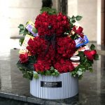 باکس رز خرس شکلاتی با گل‌های رز تازه و خرس شکلاتی زیبا