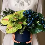 باکس گل سبز و آبی فلورانس با گل‌های طبیعی و رنگ آرامش‌بخش در باکس لاکچری