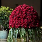 بلور گل رز شاهانه با طراحی لوکس و گل رز طبیعی برای هدیه‌ای خاص و سلطنتی