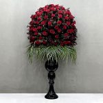 جام رز قرمز کویین در گلدان بلند و لوکس با گل‌آرایی لاکچری