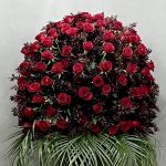 گلدان بلند جام رز قرمز کویین با گل‌آرایی سلطنتی و عاشقانه