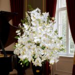 گلدان جام گل ارکیده سفید گالری فلورانس، انتخابی زیبا برای تزئین فضاهای لوکس و شیک