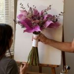 دسته گل آنتریوم بنفش با گل‌های لوکس و جلوه‌ای خاص برای مراسم‌های شیک