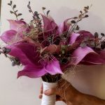 دسته گل آنتریوم بنفش لوکس با چیدمانی هنری و گل‌های تازه مناسب برای هدیه خاص