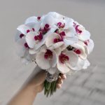دسته گل ارکیده سفید عروس، انتخابی لوکس و زیبا برای روز خاص شما. این دسته گل با گلهای ارکیده سفید، طراحی ظریف و شیکی دارد که در روز عروسی شما جلوهای بینظیر خواهد بخشید.