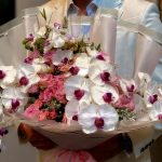 دسته‌گل ارکیده و رز مینیاتوری | ترکیب لاکچری برای مناسبت‌های خاص