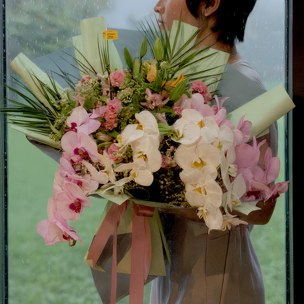 دسته-گل-بزرگ-گل-ارکیده-فلورانس-کد-6135-1 دسته گل بزرگ گل ارکیده فلورانس با طراحی لوکس و گلهای ارکیده سفید و بنفش