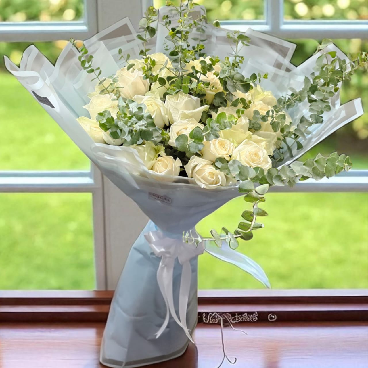دسته-گل-رز-سفید-6195-1کد "دسته گل رز سفید با گلهای لطیف و ظریف، مناسب برای هدیه و دکوراسیون داخلی"