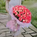 دسته گل رز لب صورتی فلورانس با گل‌های تازه و بسته‌بندی شیک صورتی
