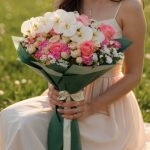 دسته گل زیبای رز مینیاتوری و ارکیده با طراحی شیک و گل‌های طبیعی و خاص