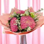 "دسته گل صورتی – ترکیبی زیبا و نرم از گل‌های صورتی برای هر فضا"