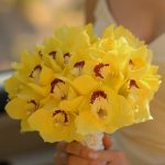 "دسته گل عروس سیمبیدیوم زرد - زیبایی طبیعی و رنگ درخشان برای روز عروسی شما"