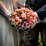 دسته گل عروس صورتی عاشقانه با گل‌های طبیعی و طراحی منحصر به فرد