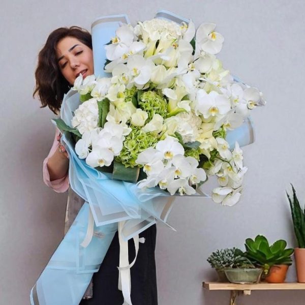 خرید دسته گل لوکس سفید – طراحی خاص با گل‌های سفید تازه و خوش‌رنگ