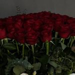 گل شب ولنتاین با ترکیب گل‌های رز، شکوفه و تزئینات عاشقانه در جعبه هدیه شیک