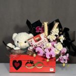 گل فانتزی ولنتاین فلورانس با طراحی خاص، گل‌های رز و جعبه لاکچری برای هدیه عاشقانه