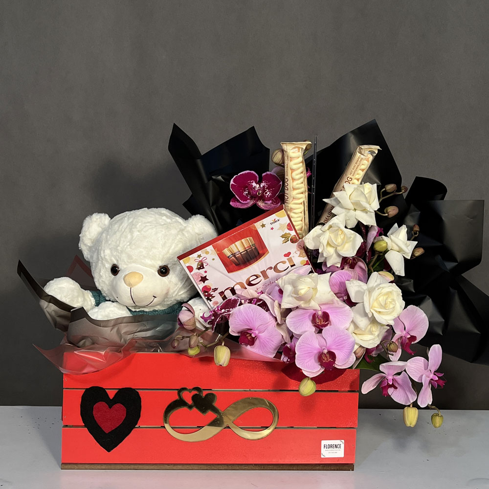 گل-فانتزی-ولنتاین-فلورانس-کد-4979-1 گل فانتزی ولنتاین فلورانس با طراحی خاص، گلهای رز و جعبه لاکچری برای هدیه عاشقانه