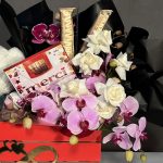 دسته گل فانتزی ولنتاین فلورانس با گل‌آرایی خاص، قلب‌های تزئینی و جعبه شیشه‌ای