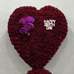 جعبه گل قلب رز قرمز با طراحی فانتزی و گل‌آرایی لوکس برای هدیه عاشقانه