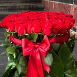 دسته گل رزتا گرند ولنتاین با گل‌آرایی رز قرمز و باکس لاکچری با طراحی اختصاصی