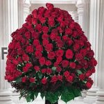 گل کاسپین رز لوکس با طراحی مدرن و گل‌آرایی ویژه در باکس مخملی مشکی