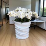 "گلدان ارکیده فالونوپسیس سفید با گل‌های سفید زیبا و ظریف برای دکوراسیون داخلی"